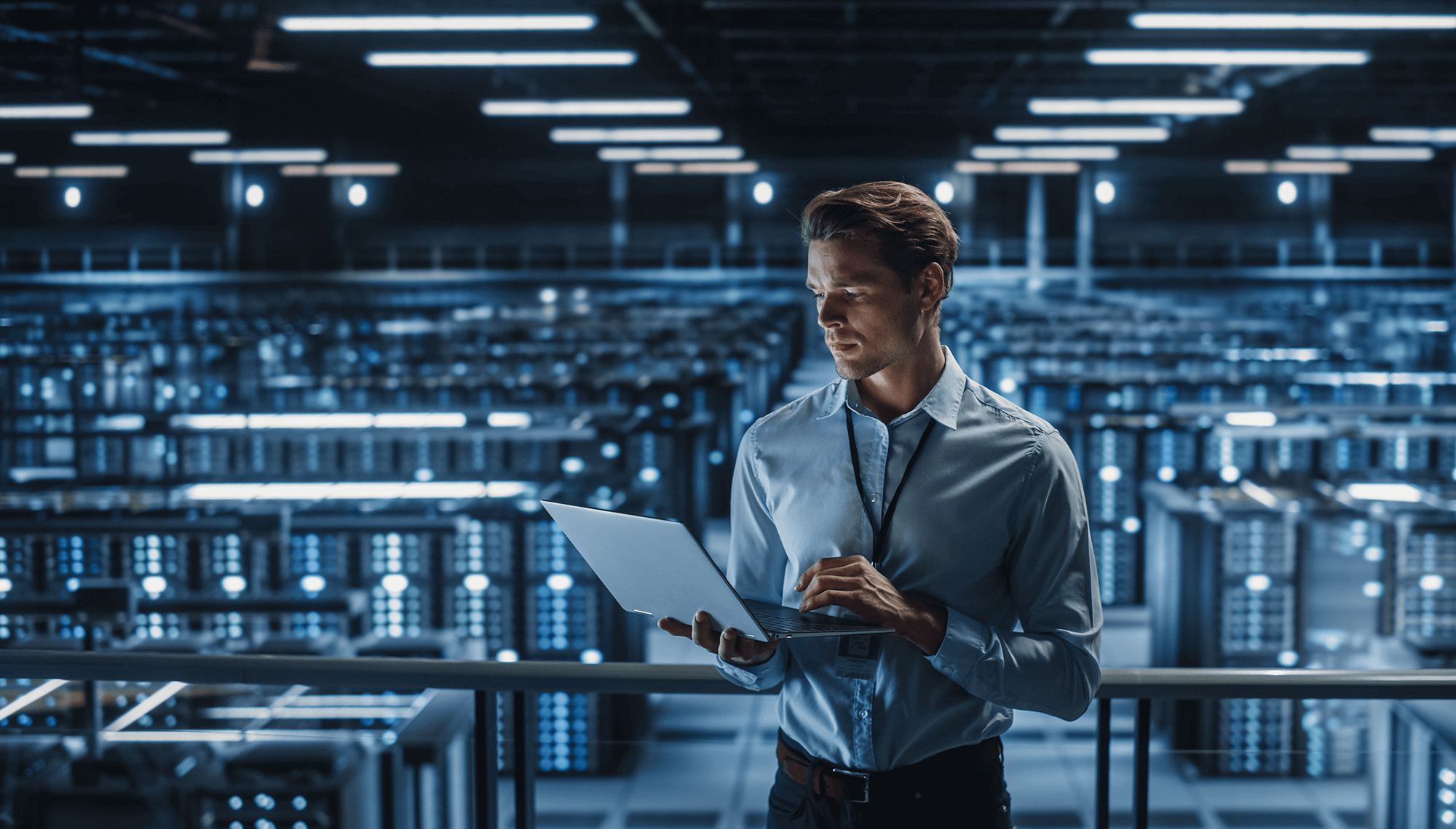 Lucrător IT în camera serverelor