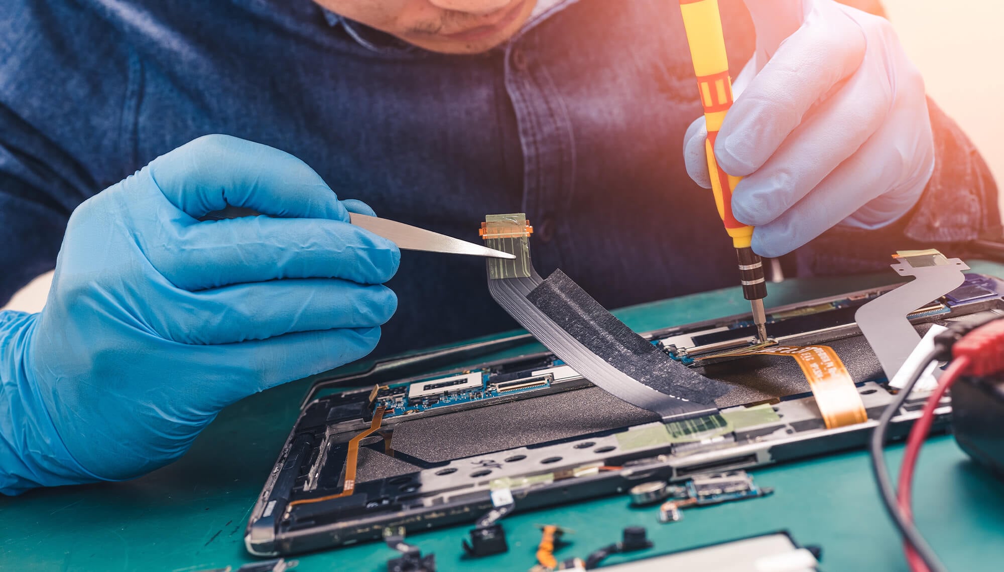 mâini de bărbat care lucrează la o placă electronică